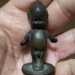 Scorrendo i post del gruppo Facebook siamo subito attratti da un omino di metallo dorato dalla testa esageratamente allungata.  alto cinque centimetri e si tratta di un Kewpie, portafortuna di inizio 900
